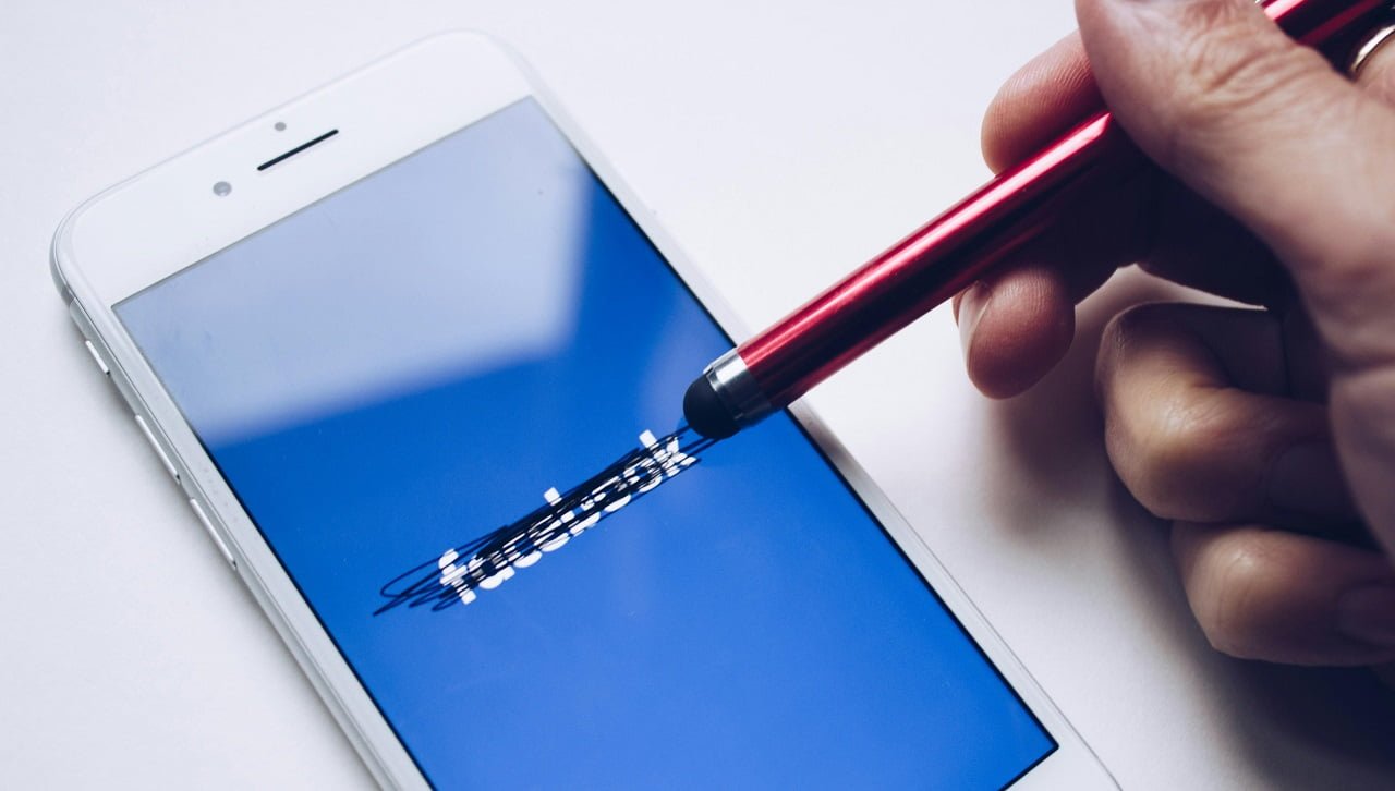 Social Media May Affect Relationships