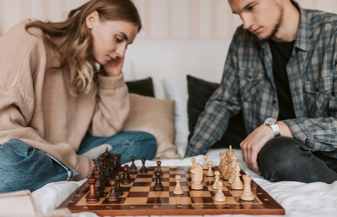 couple play chess