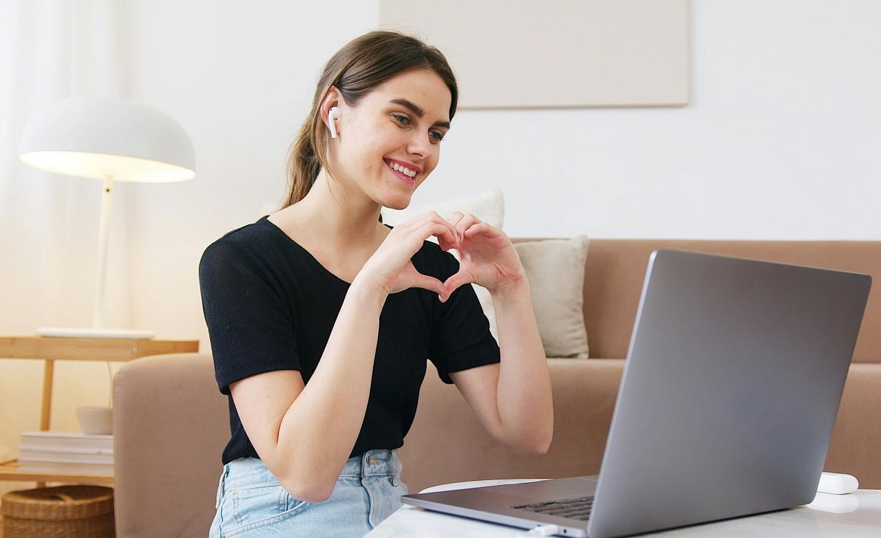 girl showing love long distance love